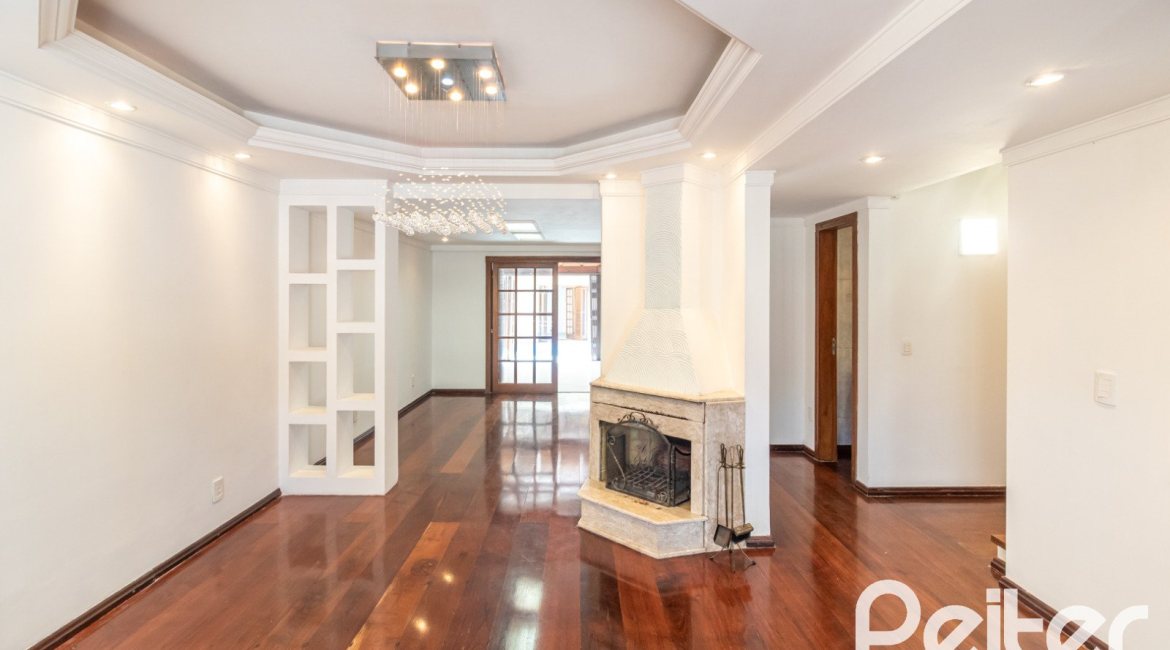 Casa à venda com 309m², 4 dormitórios, 1 suíte, 4 vagas, no bairro Ipanema em Porto Alegre