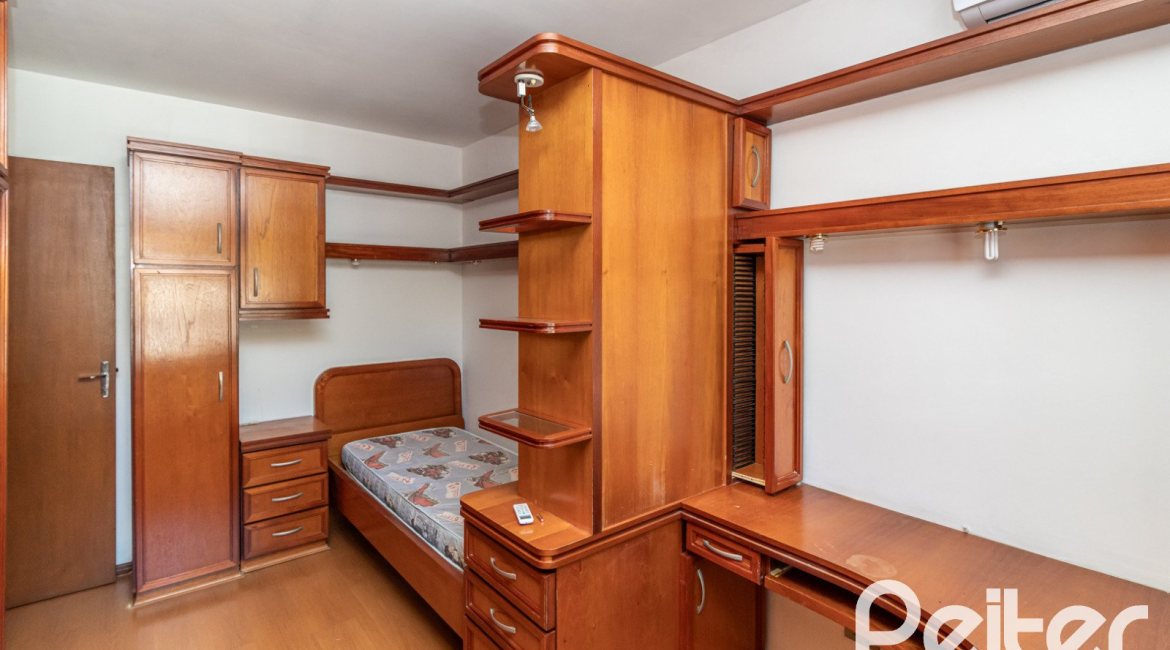 Casa à venda com 309m², 4 dormitórios, 1 suíte, 4 vagas, no bairro Ipanema em Porto Alegre