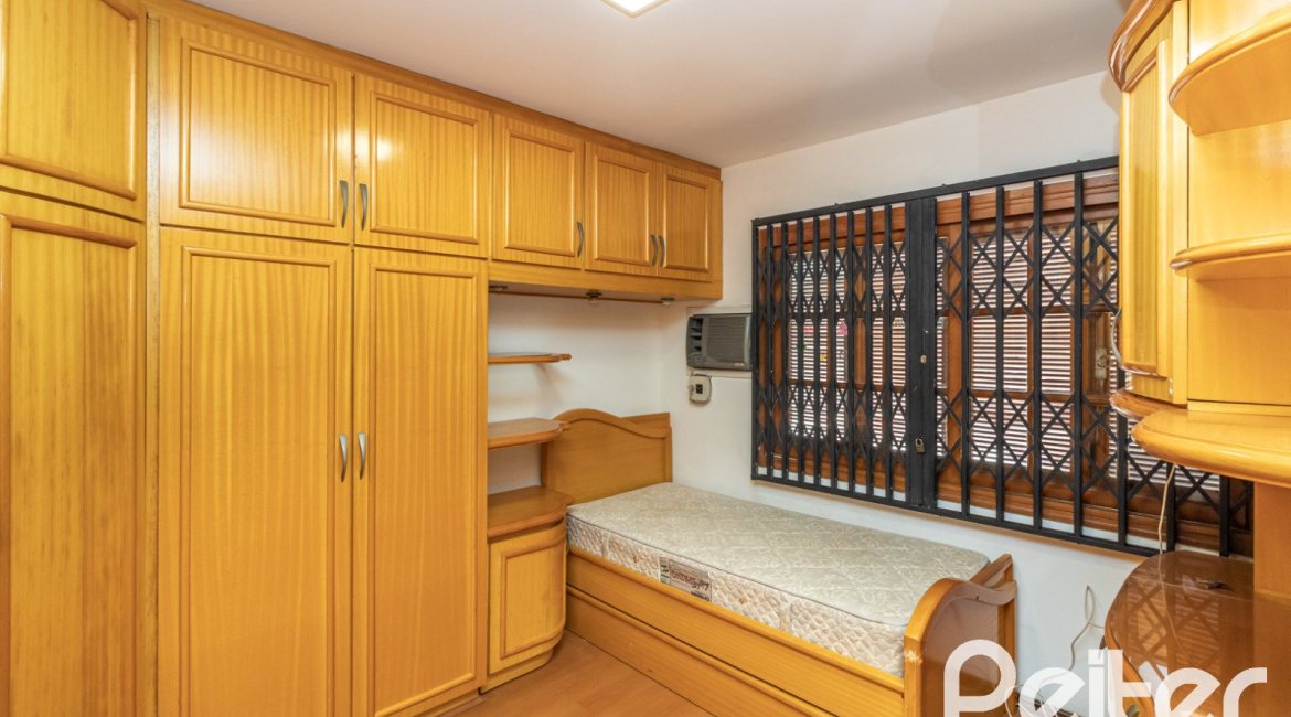 Casa à venda com 309m², 4 dormitórios, 1 suíte, 4 vagas, no bairro Ipanema em Porto Alegre