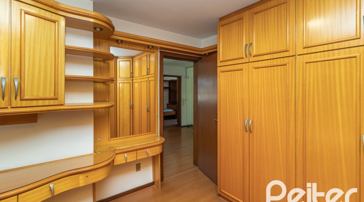 Casa à venda com 309m², 4 dormitórios, 1 suíte, 4 vagas, no bairro Ipanema em Porto Alegre