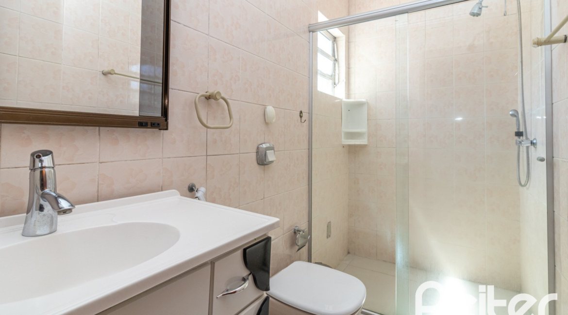 Casa à venda com 309m², 4 dormitórios, 1 suíte, 4 vagas, no bairro Ipanema em Porto Alegre