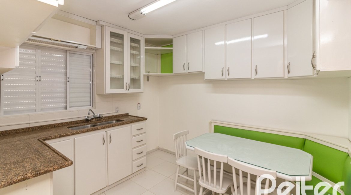 Casa à venda com 309m², 4 dormitórios, 1 suíte, 4 vagas, no bairro Ipanema em Porto Alegre