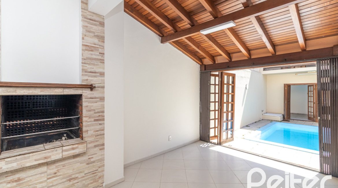 Casa à venda com 309m², 4 dormitórios, 1 suíte, 4 vagas, no bairro Ipanema em Porto Alegre