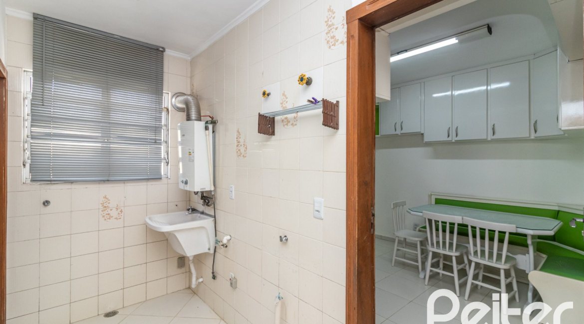 Casa à venda com 309m², 4 dormitórios, 1 suíte, 4 vagas, no bairro Ipanema em Porto Alegre