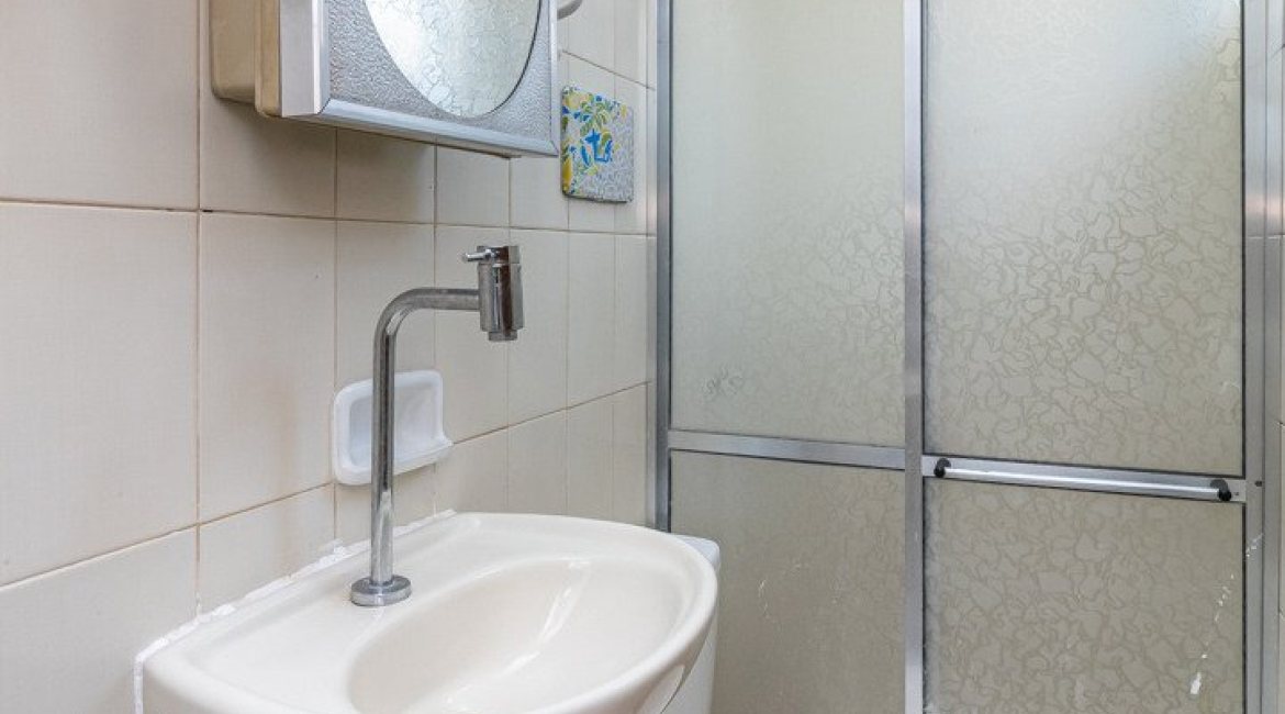 Casa à venda com 309m², 4 dormitórios, 1 suíte, 4 vagas, no bairro Ipanema em Porto Alegre