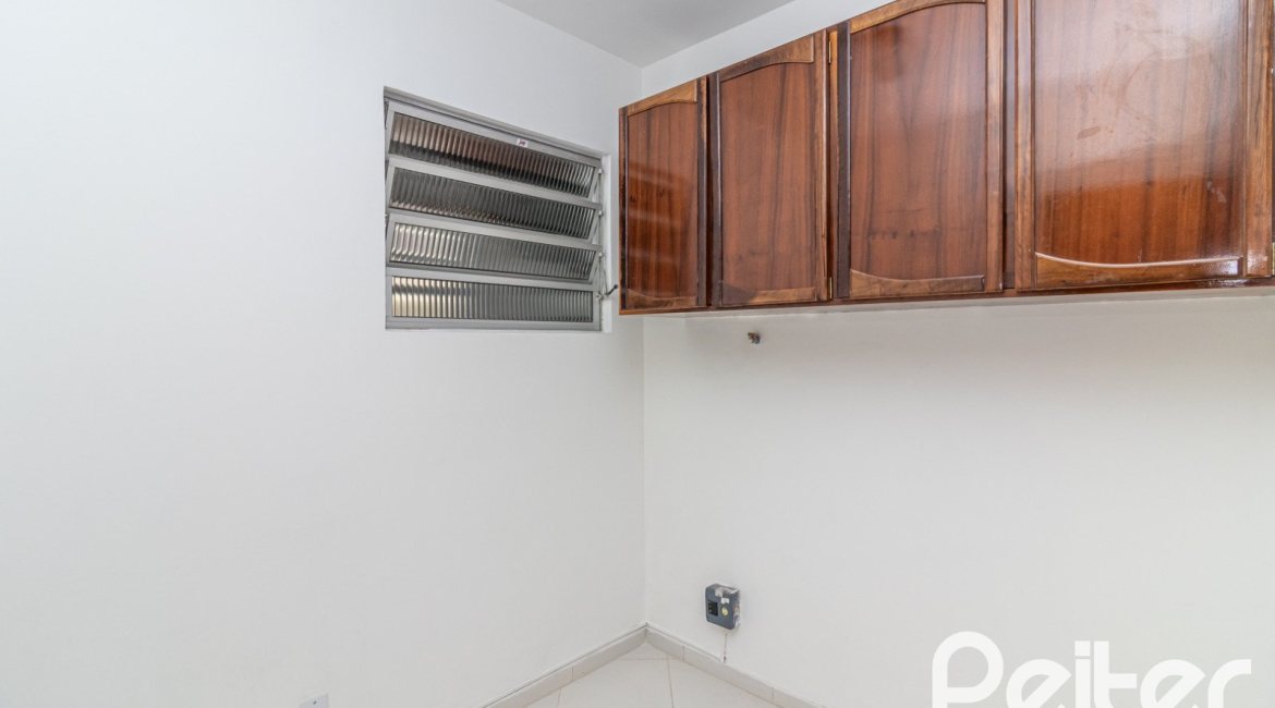 Casa à venda com 309m², 4 dormitórios, 1 suíte, 4 vagas, no bairro Ipanema em Porto Alegre