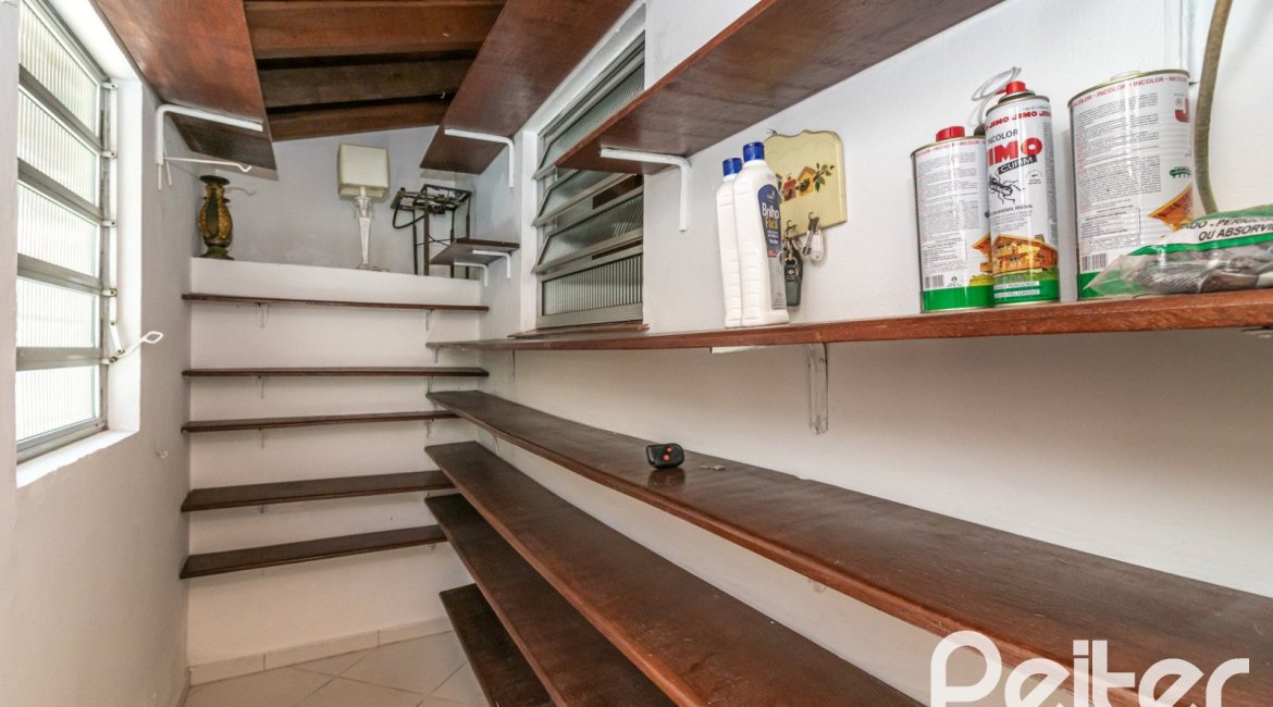 Casa à venda com 309m², 4 dormitórios, 1 suíte, 4 vagas, no bairro Ipanema em Porto Alegre