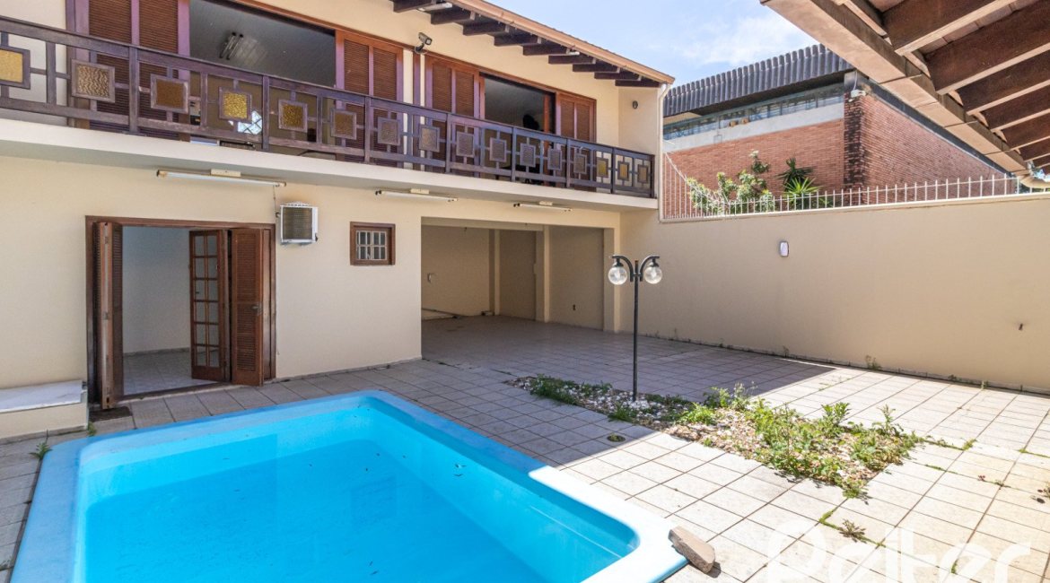 Casa à venda com 309m², 4 dormitórios, 1 suíte, 4 vagas, no bairro Ipanema em Porto Alegre