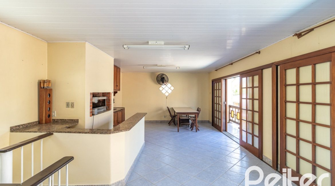 Casa à venda com 309m², 4 dormitórios, 1 suíte, 4 vagas, no bairro Ipanema em Porto Alegre