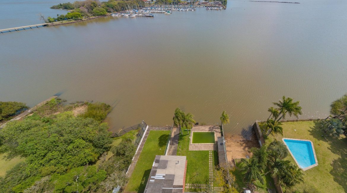 Casa à venda com 300m², 4 dormitórios, 2 suítes, 2 vagas, no bairro Tristeza em Porto Alegre