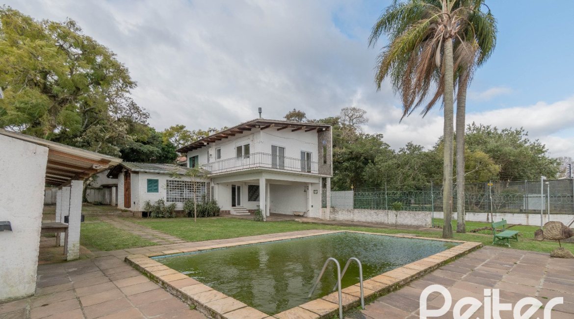 Casa à venda com 300m², 4 dormitórios, 2 suítes, 2 vagas, no bairro Tristeza em Porto Alegre