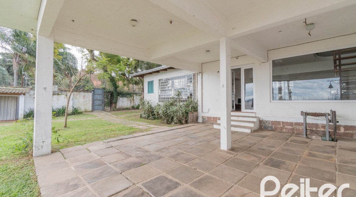 Casa à venda com 300m², 4 dormitórios, 2 suítes, 2 vagas, no bairro Tristeza em Porto Alegre