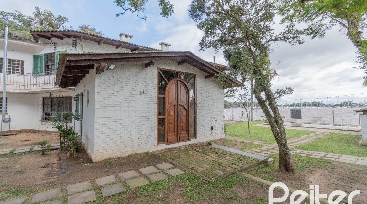 Casa à venda com 300m², 4 dormitórios, 2 suítes, 2 vagas, no bairro Tristeza em Porto Alegre