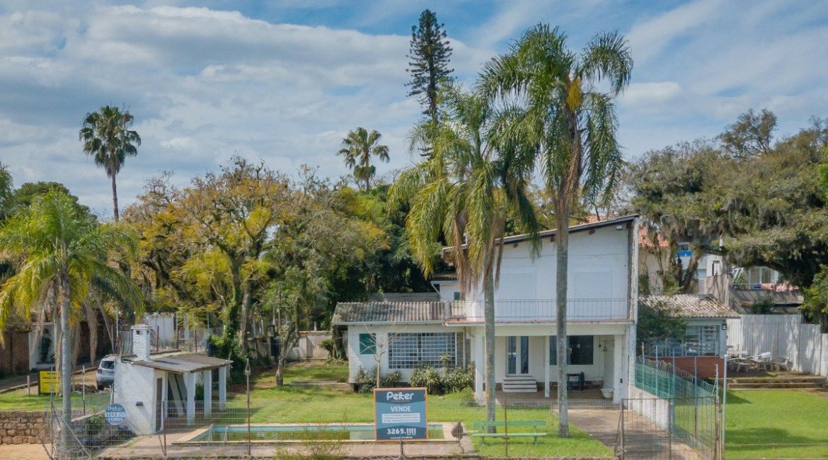 Casa à venda com 300m², 4 dormitórios, 2 suítes, 2 vagas, no bairro Tristeza em Porto Alegre