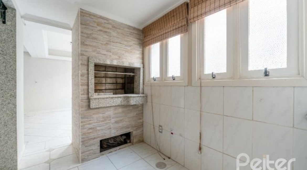 Apartamento à venda com 105m², 2 dormitórios, 1 suíte, 2 vagas, no bairro Cristal em Porto Alegre