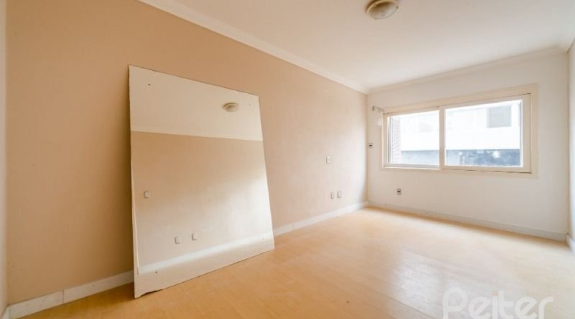 Apartamento à venda com 105m², 2 dormitórios, 1 suíte, 2 vagas, no bairro Cristal em Porto Alegre