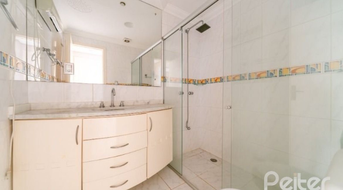 Apartamento à venda com 105m², 2 dormitórios, 1 suíte, 2 vagas, no bairro Cristal em Porto Alegre