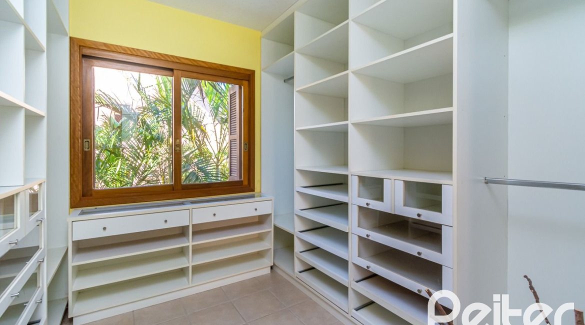 Casa em Condomínio à venda com 174m², 3 dormitórios, 1 suíte, 2 vagas, no bairro Guarujá em Porto Alegre