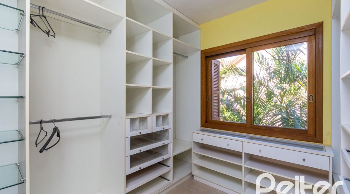 Casa em Condomínio à venda com 174m², 3 dormitórios, 1 suíte, 2 vagas, no bairro Guarujá em Porto Alegre