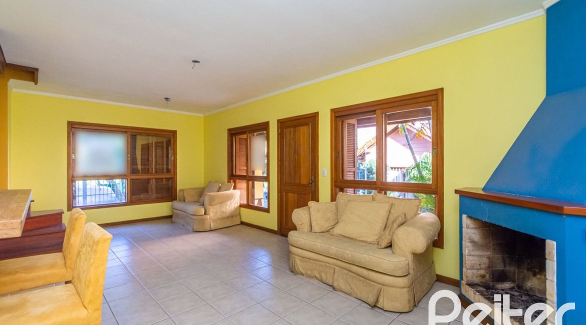 Casa em Condomínio à venda com 174m², 3 dormitórios, 1 suíte, 2 vagas, no bairro Guarujá em Porto Alegre