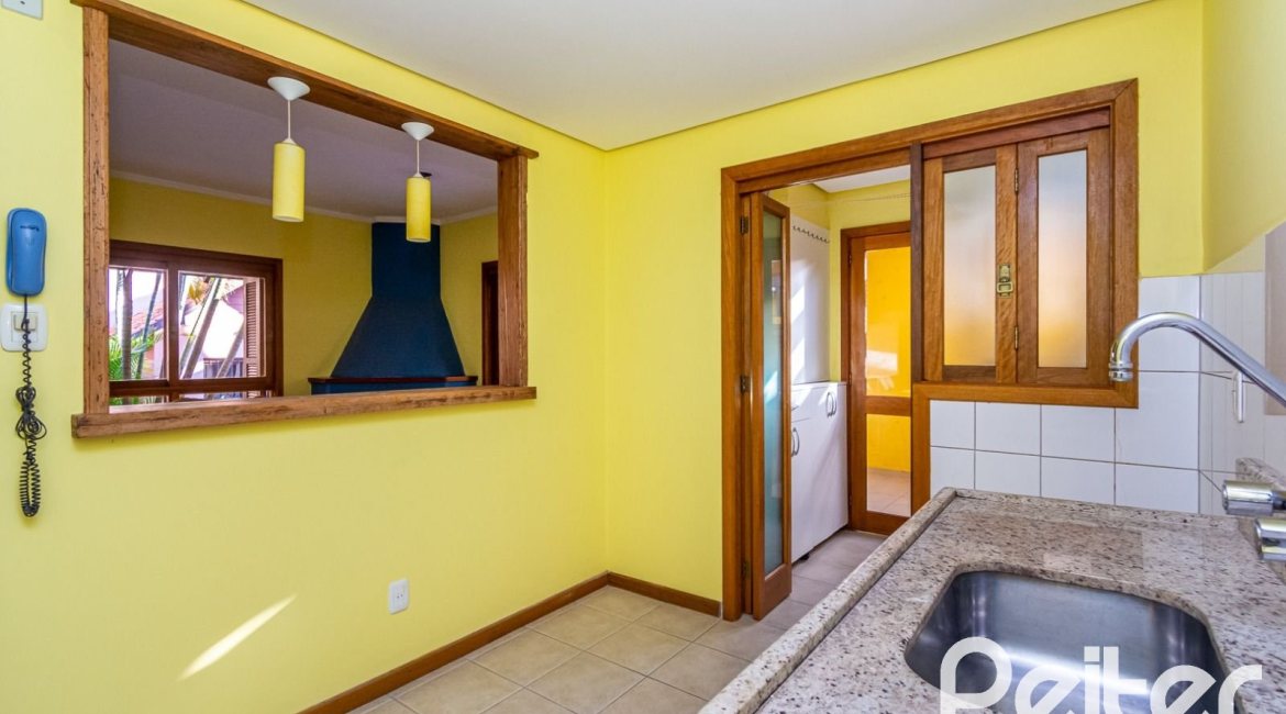 Casa em Condomínio à venda com 174m², 3 dormitórios, 1 suíte, 2 vagas, no bairro Guarujá em Porto Alegre