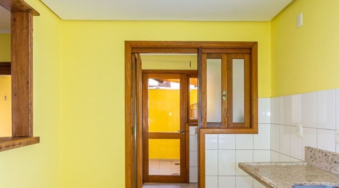 Casa em Condomínio à venda com 174m², 3 dormitórios, 1 suíte, 2 vagas, no bairro Guarujá em Porto Alegre