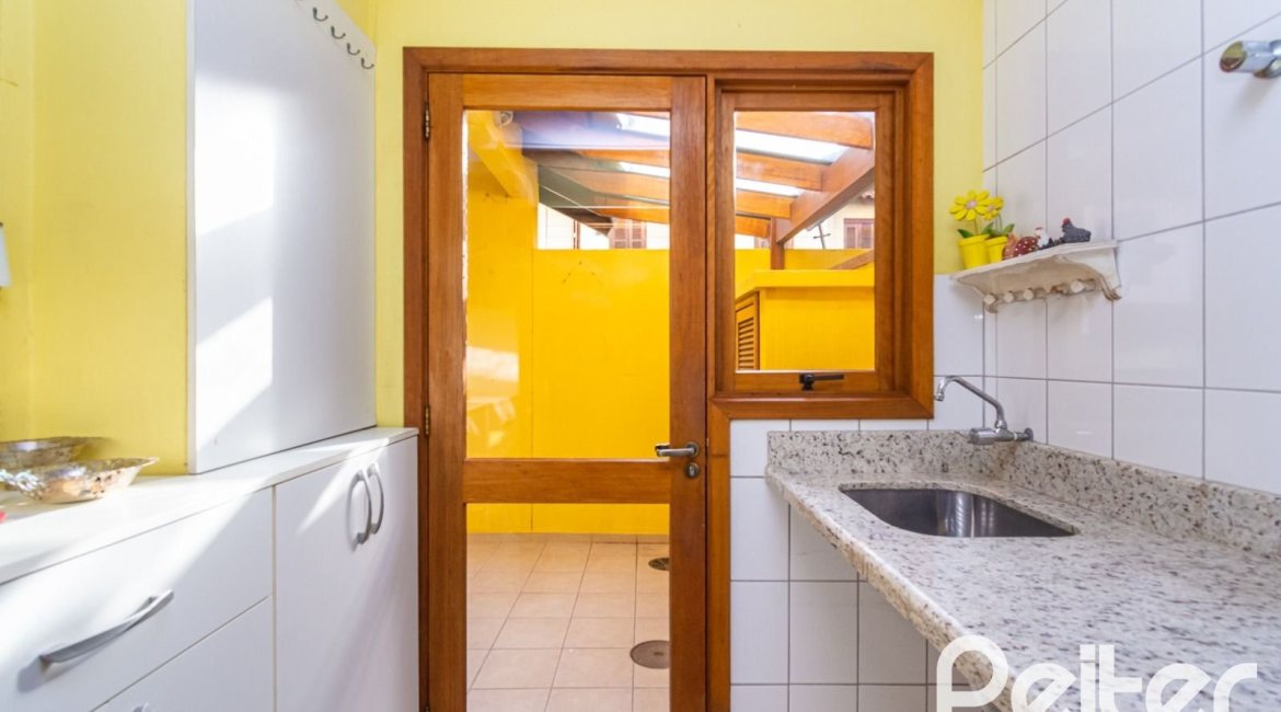 Casa em Condomínio à venda com 174m², 3 dormitórios, 1 suíte, 2 vagas, no bairro Guarujá em Porto Alegre