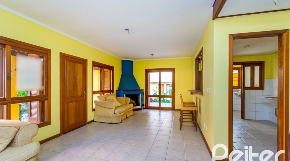 Casa em Condomínio à venda com 174m², 3 dormitórios, 1 suíte, 2 vagas, no bairro Guarujá em Porto Alegre