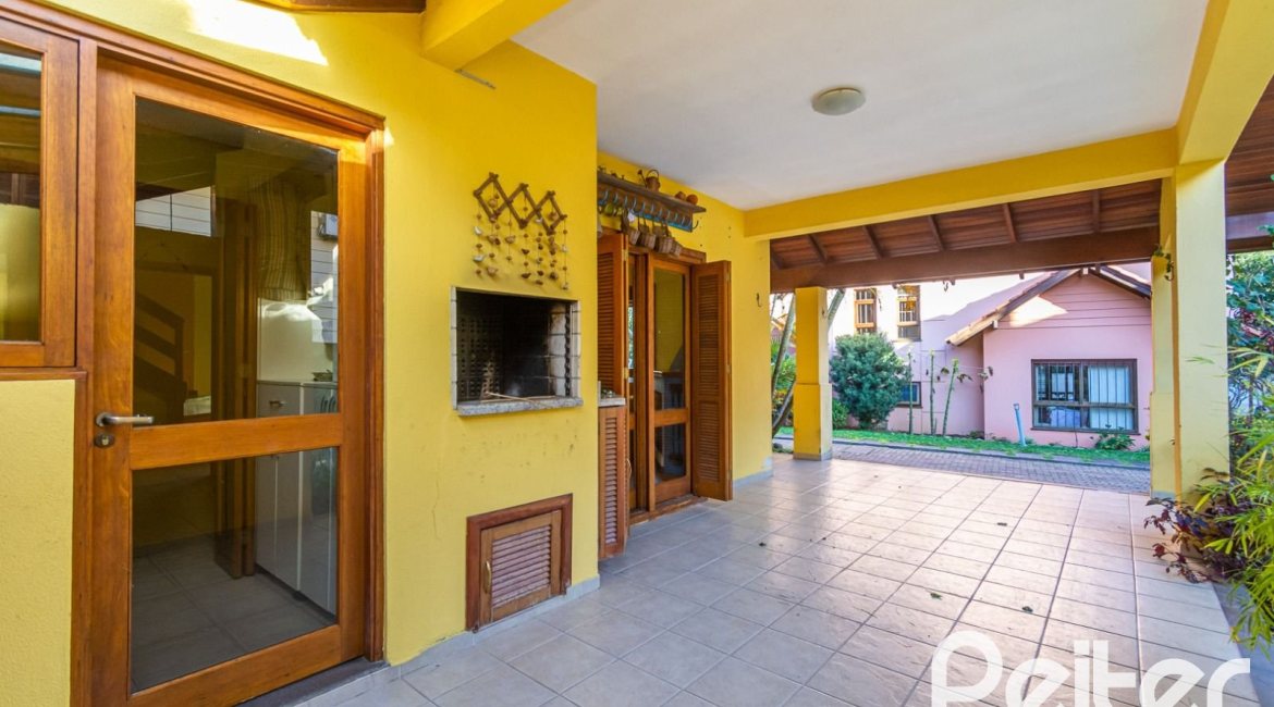 Casa em Condomínio à venda com 174m², 3 dormitórios, 1 suíte, 2 vagas, no bairro Guarujá em Porto Alegre