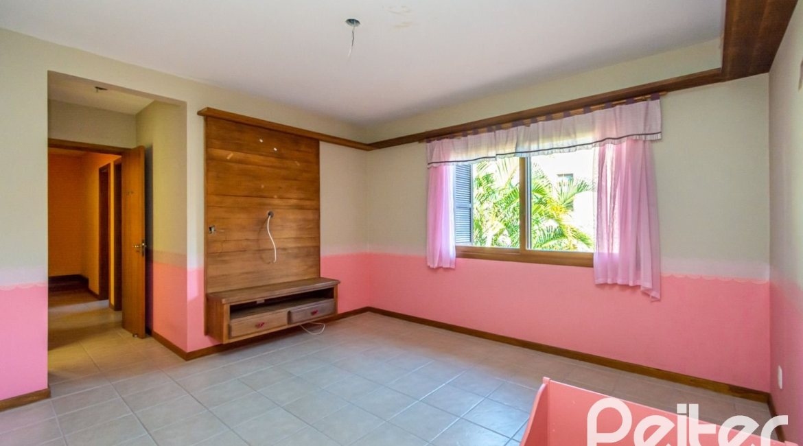 Casa em Condomínio à venda com 174m², 3 dormitórios, 1 suíte, 2 vagas, no bairro Guarujá em Porto Alegre