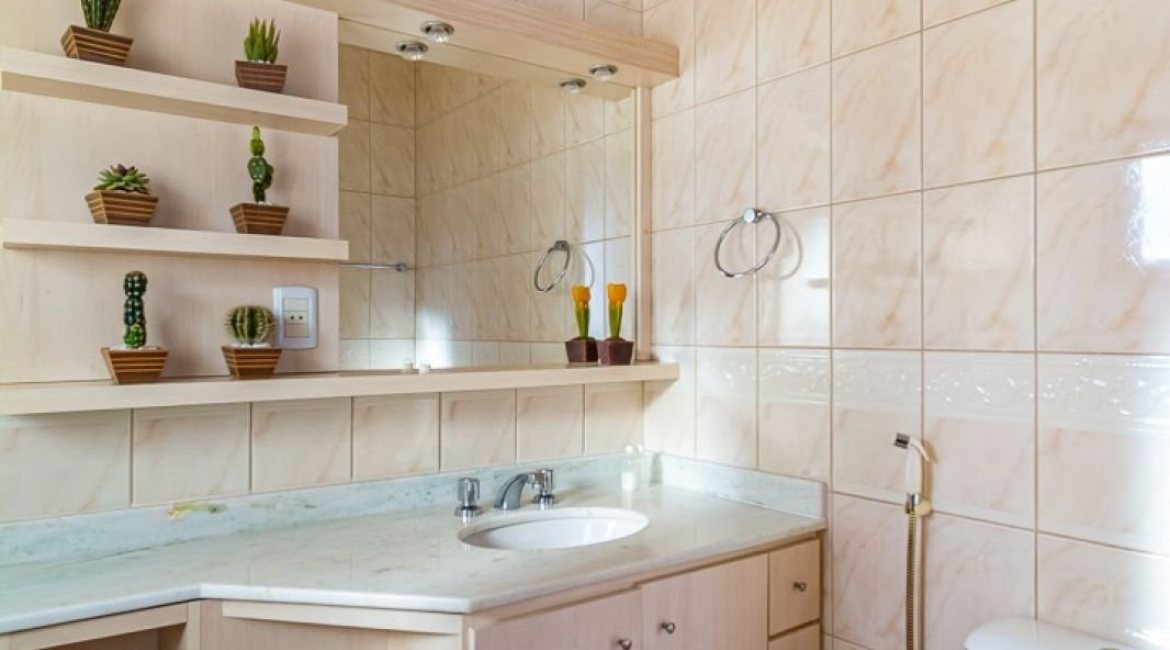 Casa em Condomínio à venda com 174m², 3 dormitórios, 1 suíte, 2 vagas, no bairro Guarujá em Porto Alegre