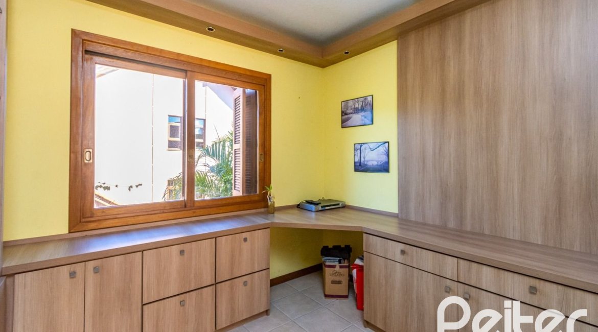 Casa em Condomínio à venda com 174m², 3 dormitórios, 1 suíte, 2 vagas, no bairro Guarujá em Porto Alegre