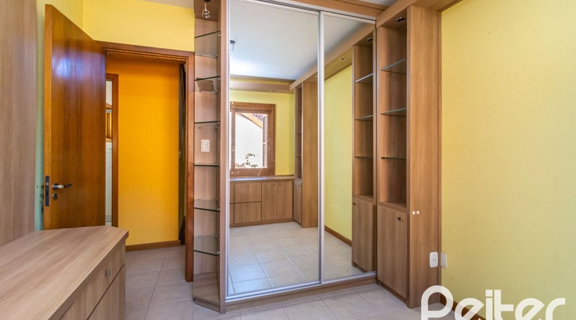 Casa em Condomínio à venda com 174m², 3 dormitórios, 1 suíte, 2 vagas, no bairro Guarujá em Porto Alegre