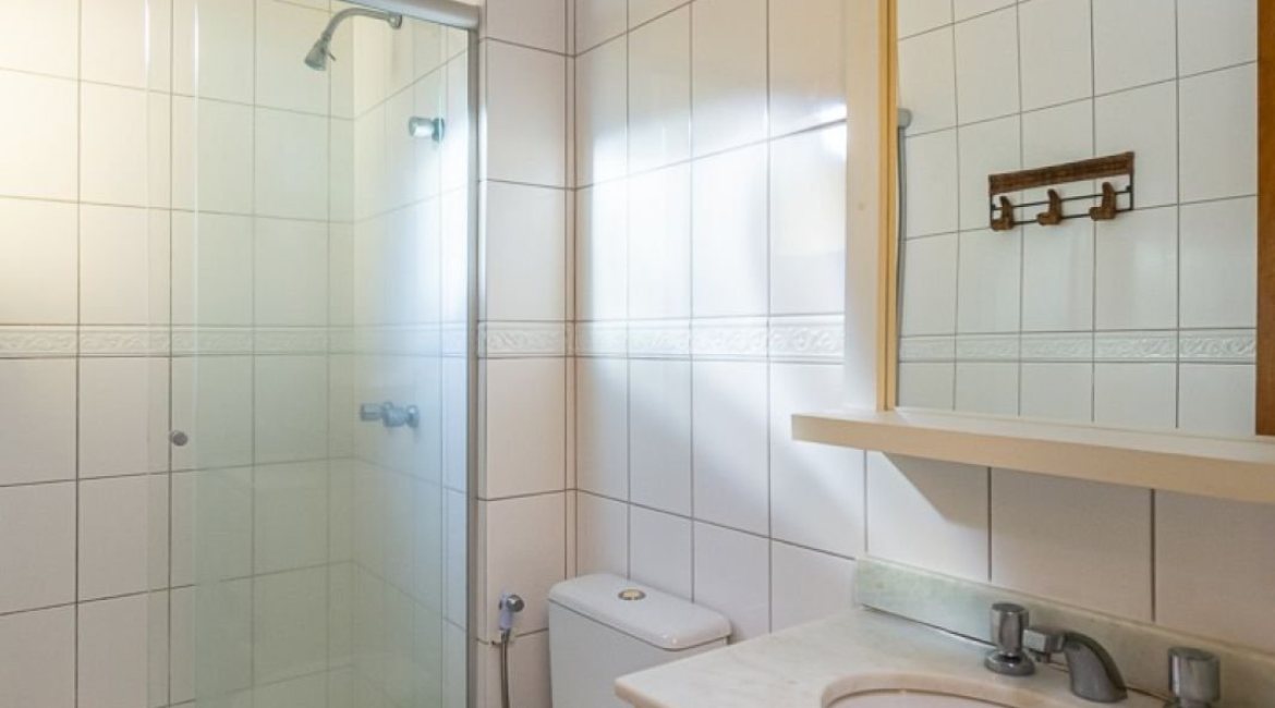 Casa em Condomínio à venda com 174m², 3 dormitórios, 1 suíte, 2 vagas, no bairro Guarujá em Porto Alegre