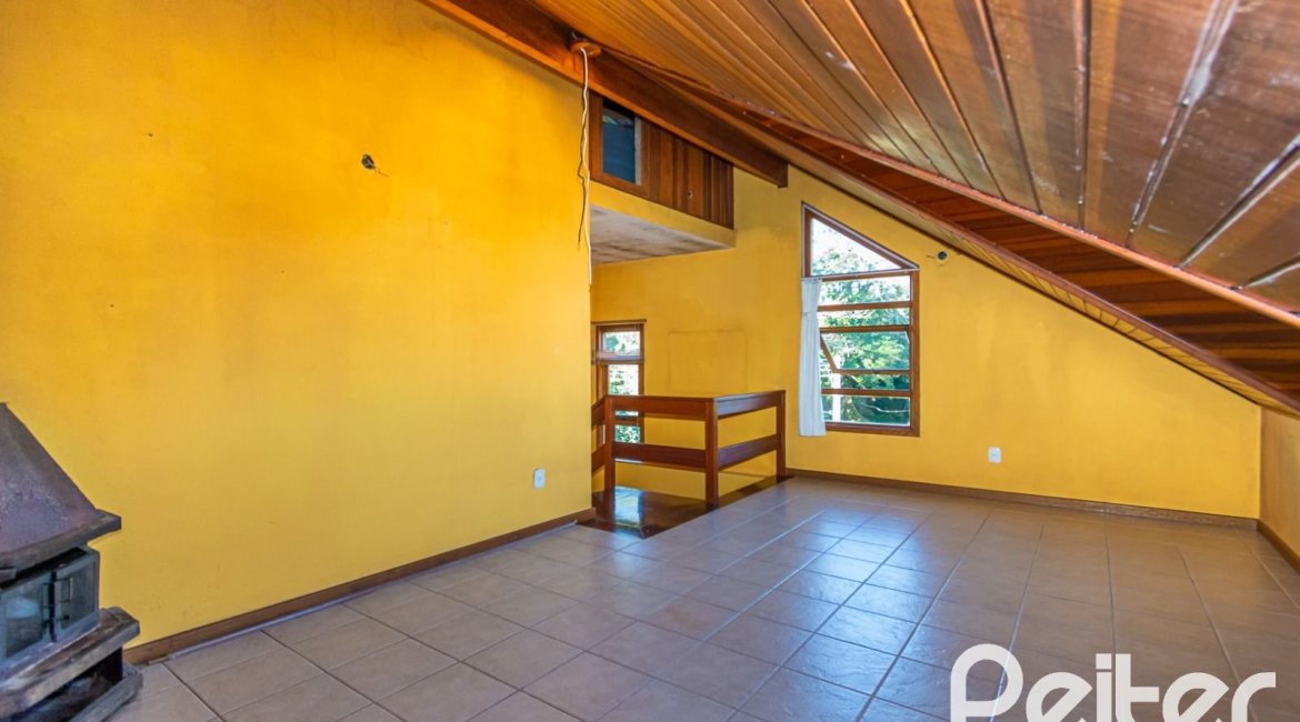 Casa em Condomínio à venda com 174m², 3 dormitórios, 1 suíte, 2 vagas, no bairro Guarujá em Porto Alegre