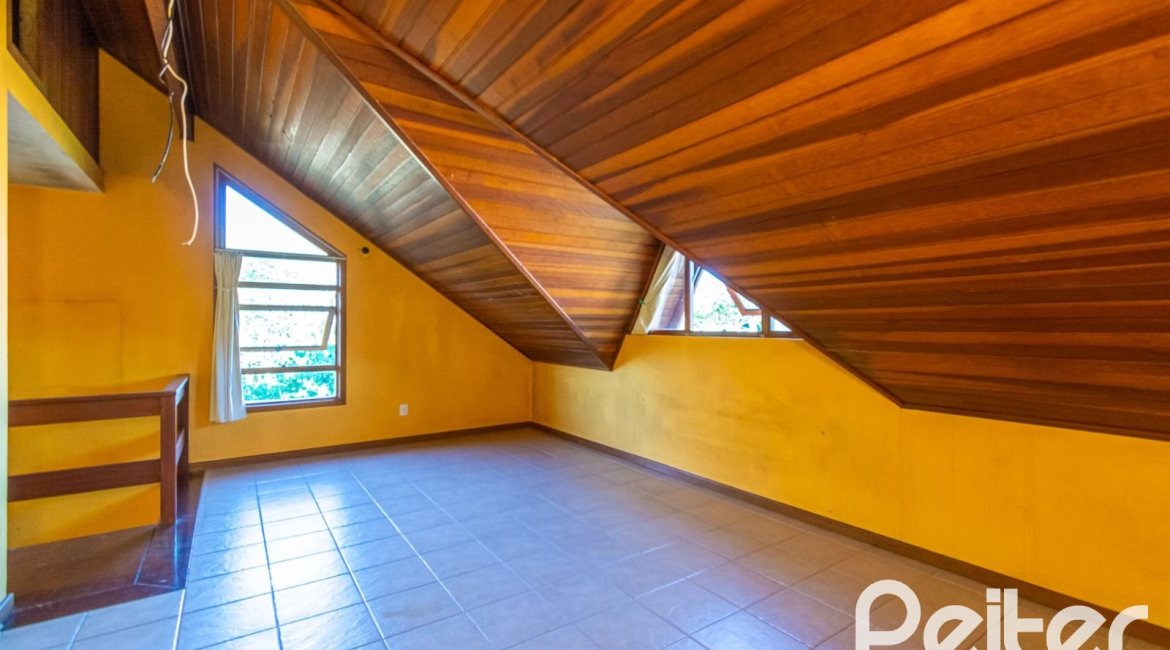 Casa em Condomínio à venda com 174m², 3 dormitórios, 1 suíte, 2 vagas, no bairro Guarujá em Porto Alegre