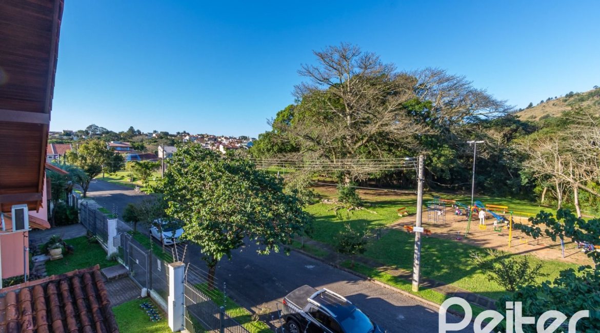 Casa em Condomínio à venda com 174m², 3 dormitórios, 1 suíte, 2 vagas, no bairro Guarujá em Porto Alegre