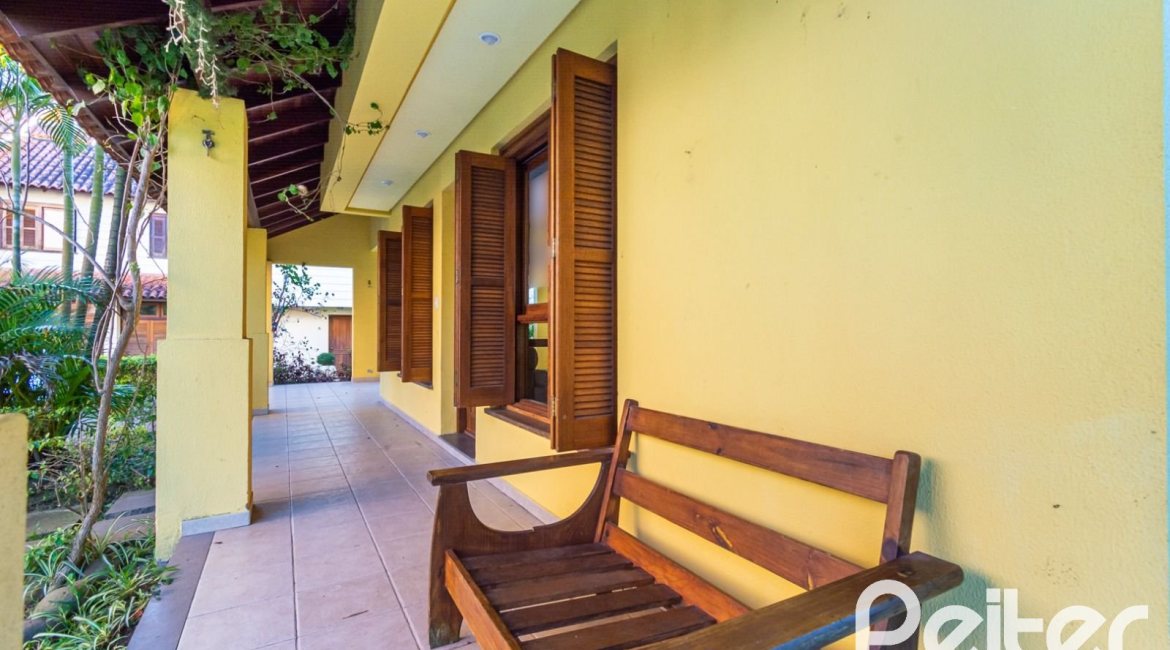 Casa em Condomínio à venda com 174m², 3 dormitórios, 1 suíte, 2 vagas, no bairro Guarujá em Porto Alegre