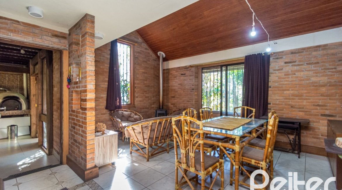 Casa à venda com 395m², 4 dormitórios, 1 suíte, 4 vagas, no bairro Vila Nova em Porto Alegre