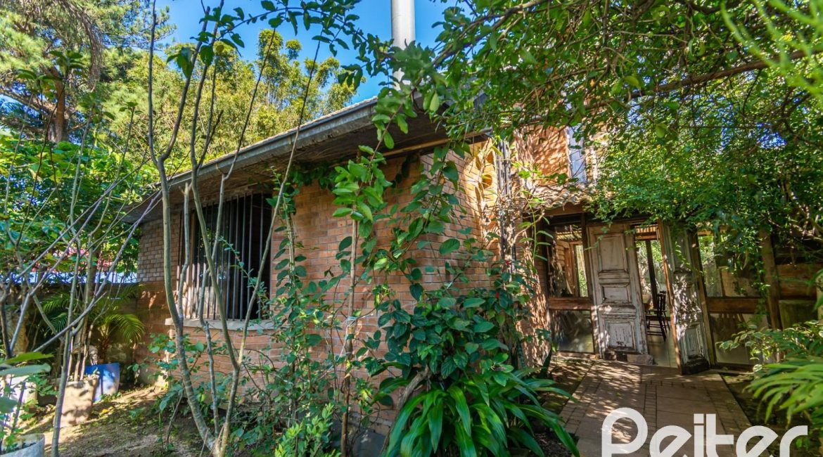 Casa à venda com 395m², 4 dormitórios, 1 suíte, 4 vagas, no bairro Vila Nova em Porto Alegre