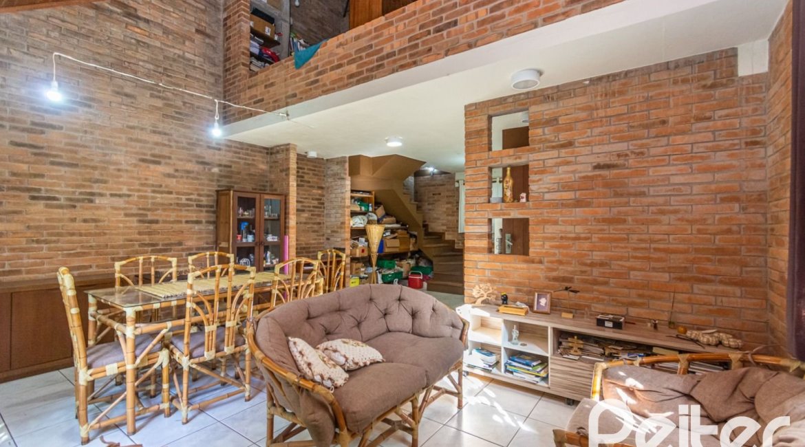 Casa à venda com 395m², 4 dormitórios, 1 suíte, 4 vagas, no bairro Vila Nova em Porto Alegre