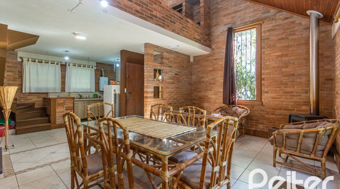 Casa à venda com 395m², 4 dormitórios, 1 suíte, 4 vagas, no bairro Vila Nova em Porto Alegre