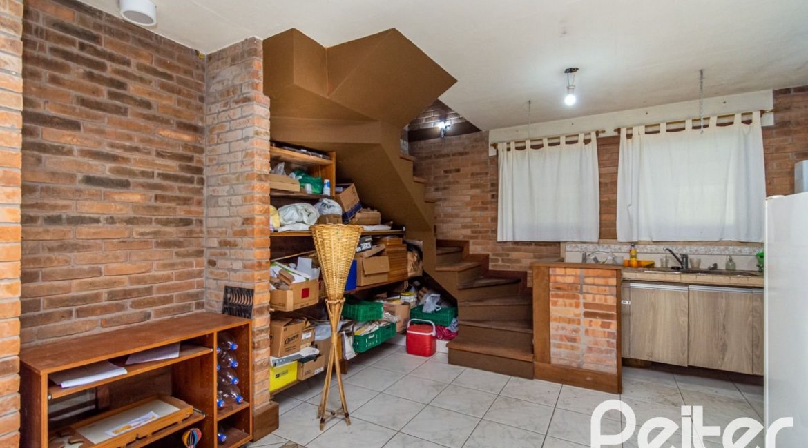 Casa à venda com 395m², 4 dormitórios, 1 suíte, 4 vagas, no bairro Vila Nova em Porto Alegre