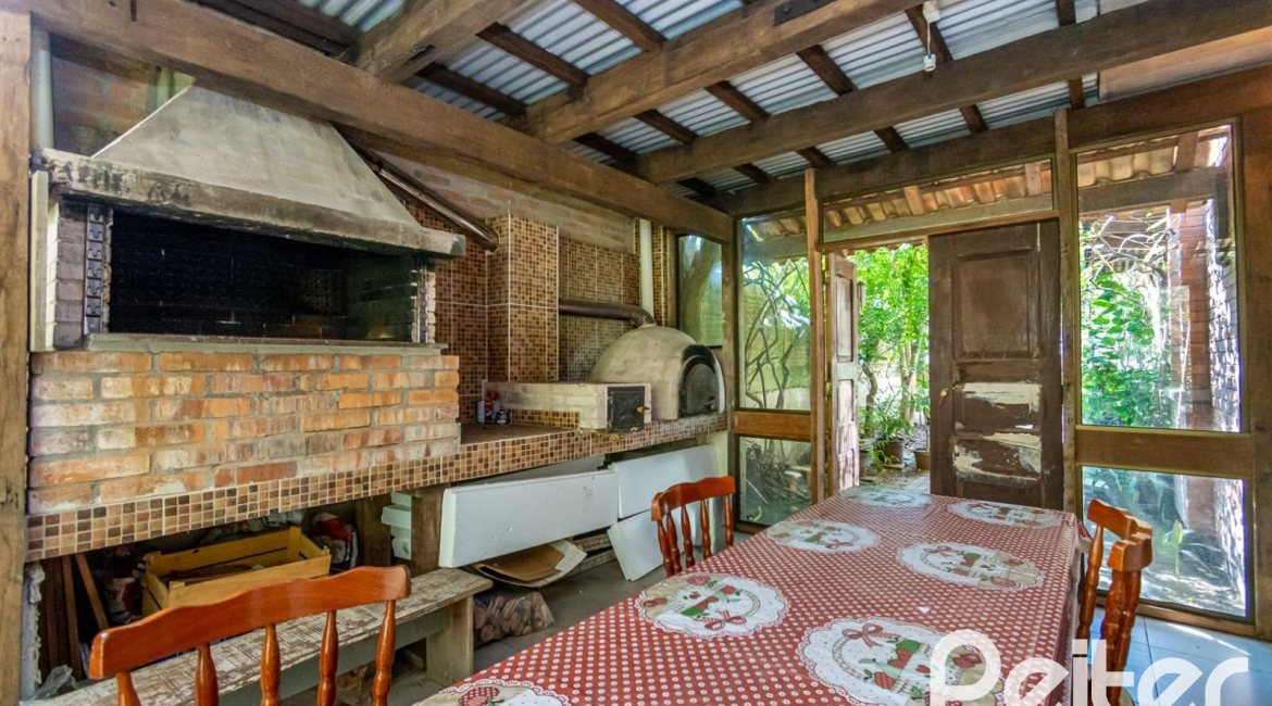 Casa à venda com 395m², 4 dormitórios, 1 suíte, 4 vagas, no bairro Vila Nova em Porto Alegre