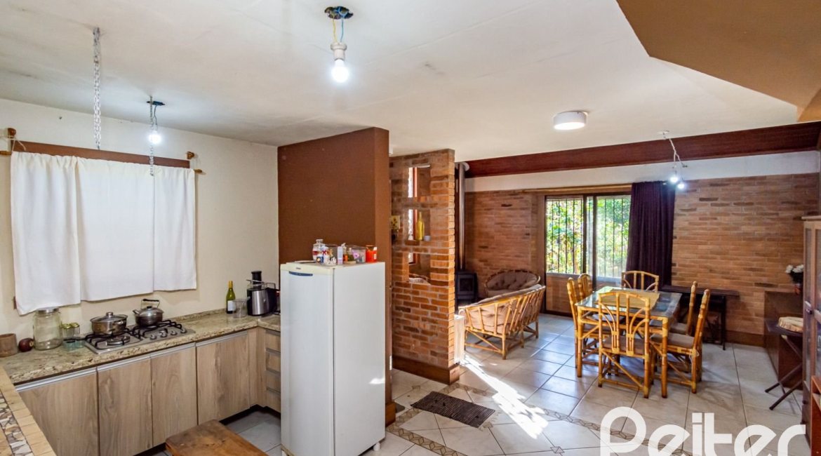 Casa à venda com 395m², 4 dormitórios, 1 suíte, 4 vagas, no bairro Vila Nova em Porto Alegre