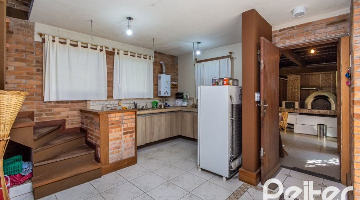 Casa à venda com 395m², 4 dormitórios, 1 suíte, 4 vagas, no bairro Vila Nova em Porto Alegre