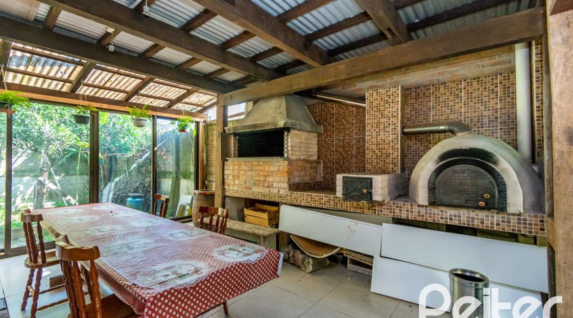 Casa à venda com 395m², 4 dormitórios, 1 suíte, 4 vagas, no bairro Vila Nova em Porto Alegre