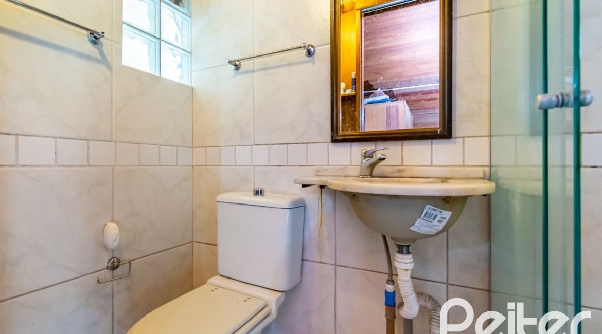 Casa à venda com 395m², 4 dormitórios, 1 suíte, 4 vagas, no bairro Vila Nova em Porto Alegre