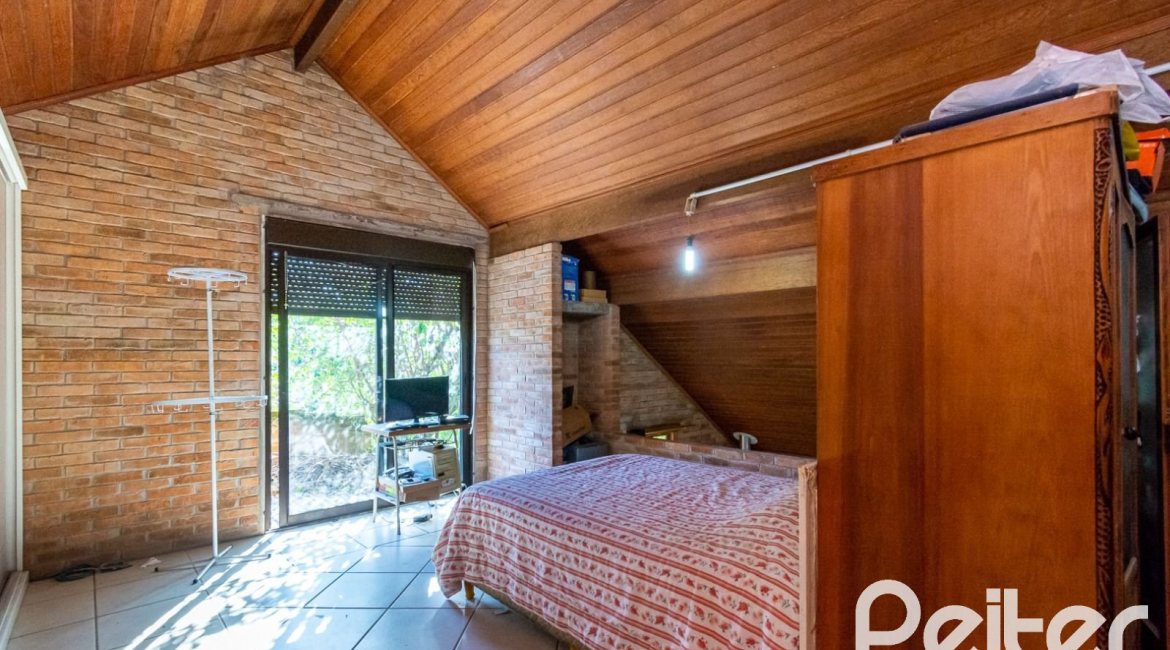 Casa à venda com 395m², 4 dormitórios, 1 suíte, 4 vagas, no bairro Vila Nova em Porto Alegre