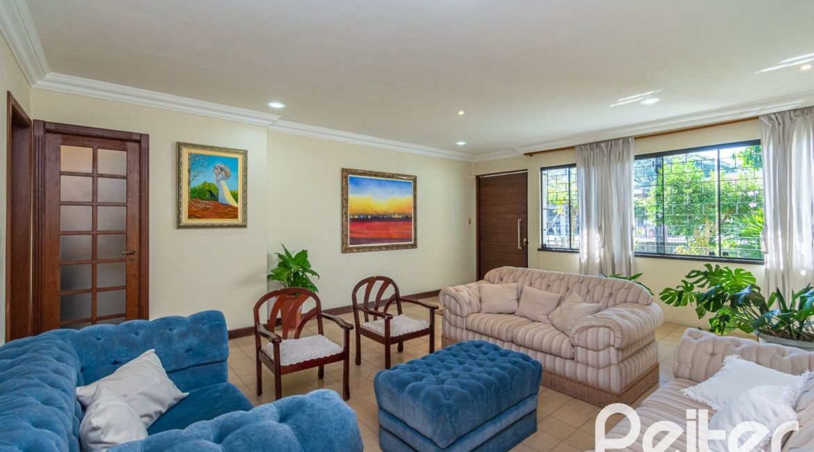 Casa à venda com 395m², 4 dormitórios, 1 suíte, 4 vagas, no bairro Vila Nova em Porto Alegre